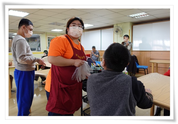 伊甸生活服務員徐采惠，於半年前加入伊甸，年紀輕輕便投入服務身障者的行列。