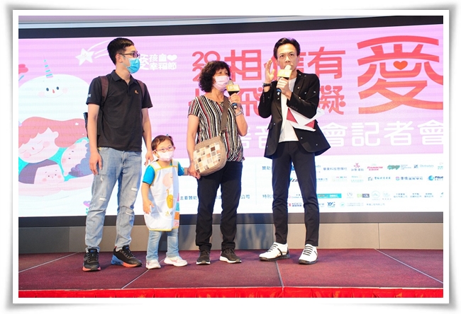 慢飛天使小妤的阿嬤陳秀湄(右二)記者會中分享孩子的進步