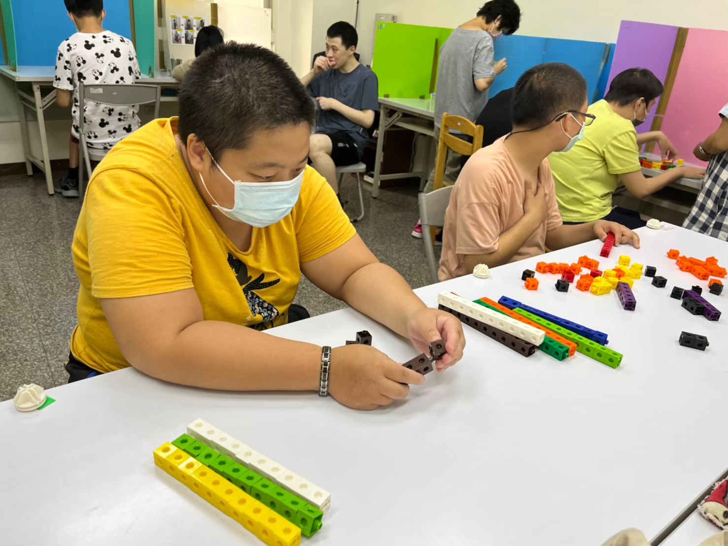 台南善化里里長陳紫晶號召里民傳愛伊甸身障青年