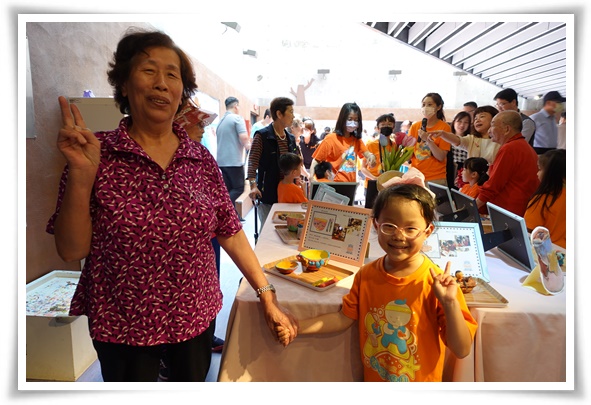 今(17)日鶯歌托老中心與幼兒園舉辦陶藝展開幕典禮，阿雲阿嬤與小朋友一起擔任導覽員，為長官與貴賓介紹一起努力完成的作品。