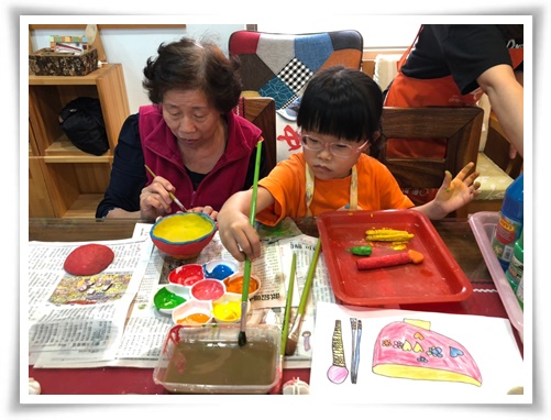 72歲的阿雲阿嬤多年的陶藝廠工作經驗與美感，讓她與小朋友一起完成的心心碗色彩明亮又兼具古典特色