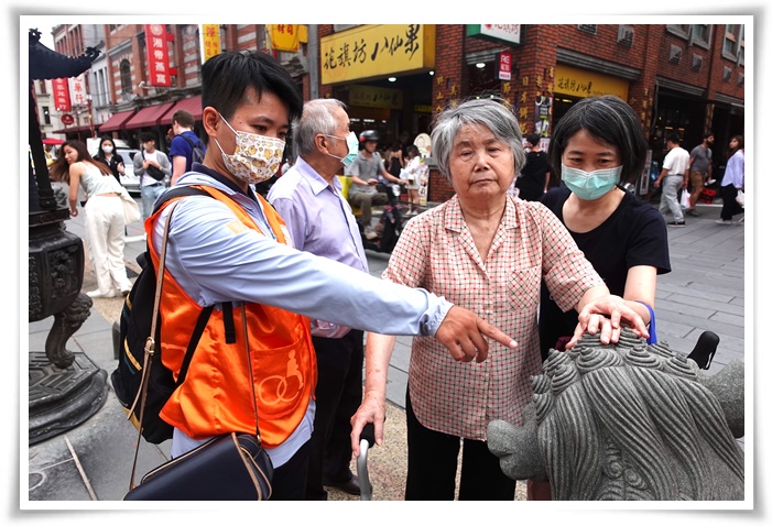 伊甸志工陪伴視障朋友及照顧者，透過觸覺、聽覺體驗大稻埕傳統文化。