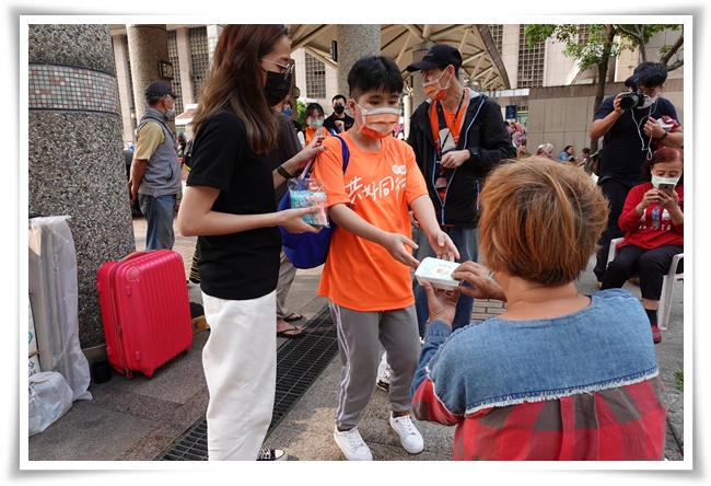 秀峰家園住民前往台北車站，將手作便當送暖街友