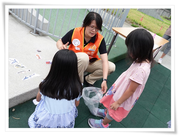 活動中，伊甸專業團隊陪伴家長與孩子進行互動闖關遊戲，讓家長學習親子的互動技巧，提升對孩子發展的掌握度。