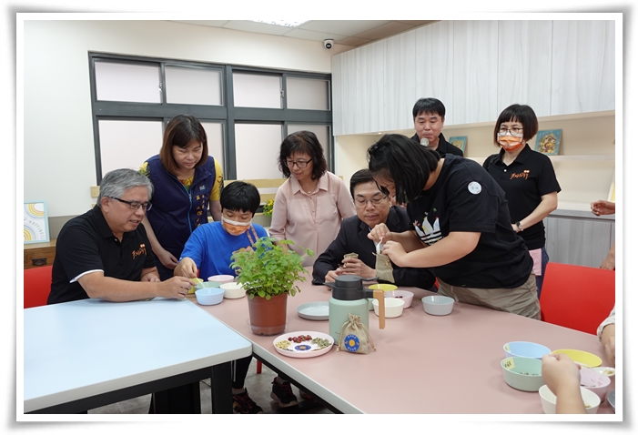 新北市副市長劉和然(右二)與身心障礙朋友一起進行香草DIY手作活動。