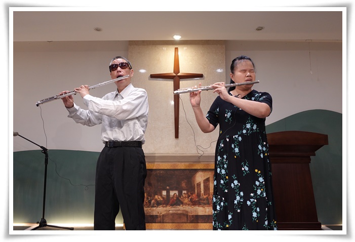香港視障朋友謝淑美(右)展現音樂才華，實現與伊甸喜恩合唱團長笛手陳企維(左)合奏的夢