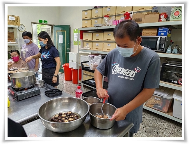 晚餐由青年們自己動手完成