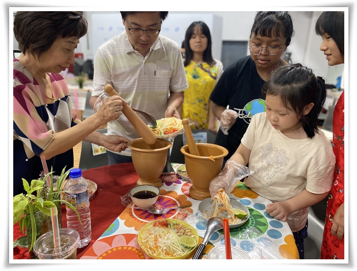 現場規劃泰國涼拌木瓜絲的體驗，讓民眾更了解泰國飲食文化