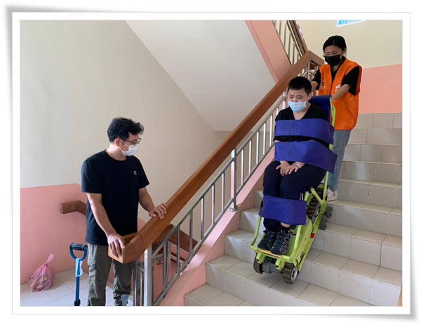 若有老公寓垂直移動的問題，可藉由爬梯機的協助，幫助病友們出得了門，重拾幸福生活。