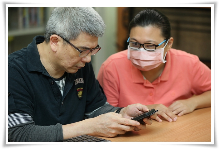 視障生活重建手機課程老師孫念慈(右)細心的提醒視障者亭瑜(左)，在操作手機時的小細節