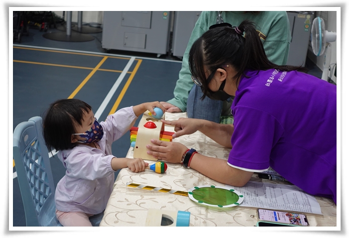 透過不同類型的教具，給孩子多元感官刺激。