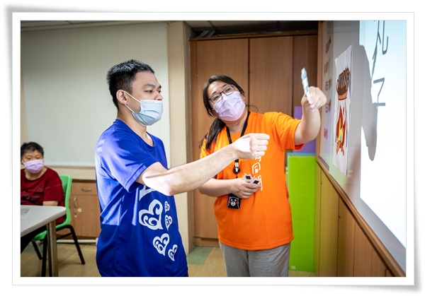 楊沛璇(右)在規劃課程時，搭配中秋烤肉、年節圍爐等節慶元素，勾起身心障礙朋友的學習動機 ，幫助他們維持能力、好好生活。