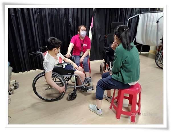 楊沛璇(左二)為喜歡外出的腦性麻痺患者挑選合適的輔具，  避免他日後因脊椎側彎壓迫胸腔，造成呼吸衰竭的危險。