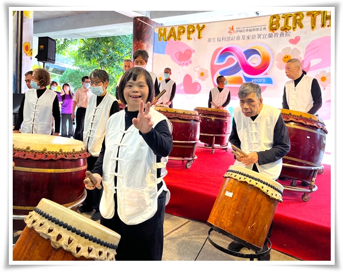 喜愛音樂的薰儀，練習太鼓至今已16年，透過課程培養出肢體節奏和手眼協調能力，並提升自信。