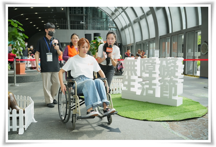 莎莎首次坐上輪椅體驗100公分的世界，感受輪椅族每天會面臨的挑戰與困境。