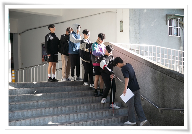 學生體驗視障者在外面行走及上下樓梯，換位思考
