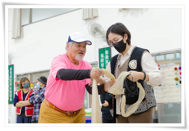 田伯伯熱心的指導原民會派駐桃園市就服員撒魚網的技巧。