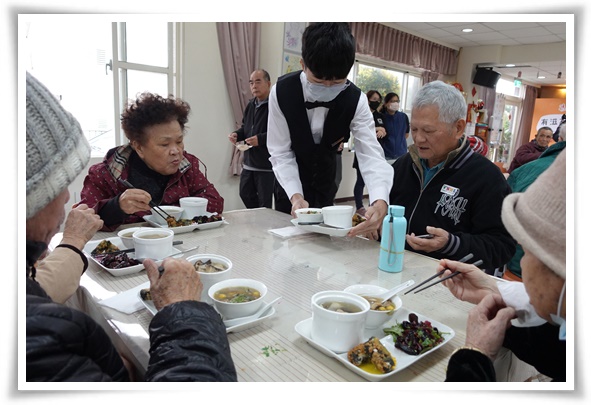 不同於一般打碎、打泥的軟食餐，頤養食依食材特性，以不同方式料理，符合長輩用餐需求。