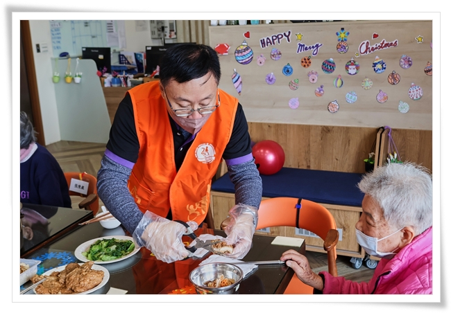 冊子夥伴協助陪伴長輩用餐