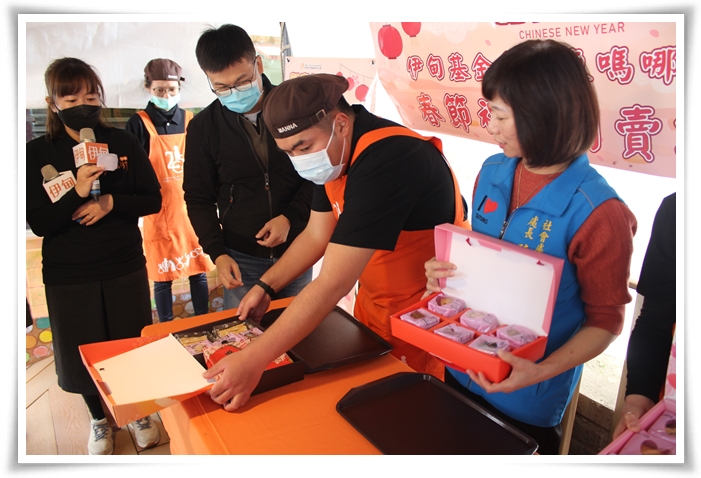 台東縣政府社會處處長陳淑蘭(右一)，來到現場給予辛苦的庇護員工支持與鼓勵。