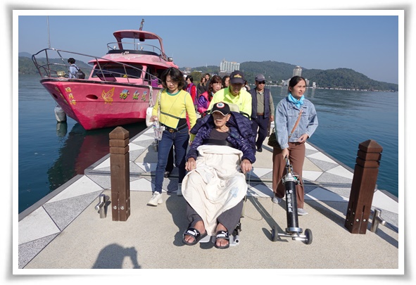 伊甸圓夢憩旅帶阿公舊地重遊，回到多年前與家人一起出遊的日月潭，坐渡輪憶當年。