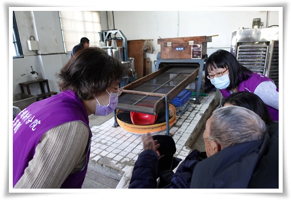 黃阿公從小就跟著家人做茶，伊甸園夢憩旅帶阿公走訪日月潭，看到熟悉的製茶具，黃阿公滔滔不絕地跟大家介紹製茶的流程，以及臺灣早期產茶的繁華。