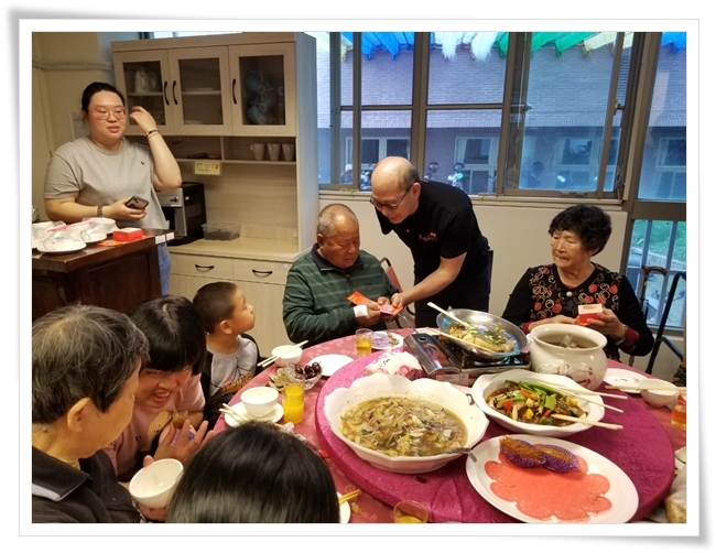 伊甸副執行長林文賓發平安餅給長輩，祝福長輩平安健康