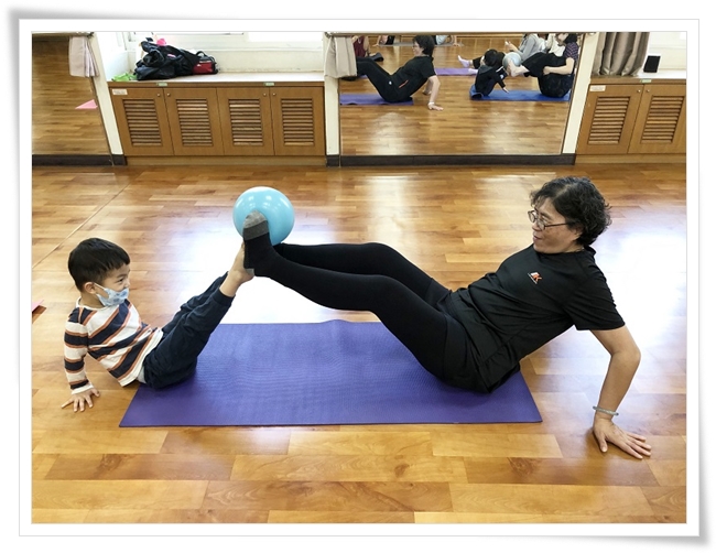 親子瑜伽讓孩子與家長展開親密接觸