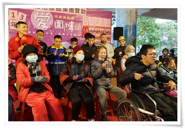 住民美玲與大兒子一起在宜蘭教樣院生活多年，是打鼓社第一把交椅，也是唱詩班的重要成員