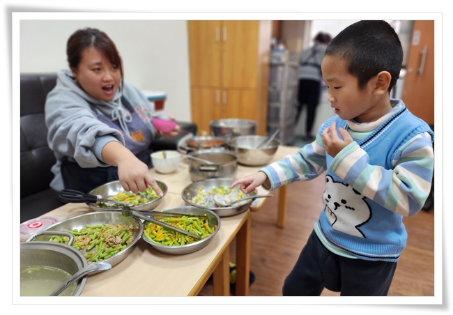 幼童自己選擇想吃的四季豆料理