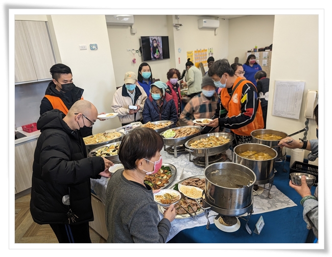 雅方準備豐盛的餐點，陪伴長輩愛圍爐