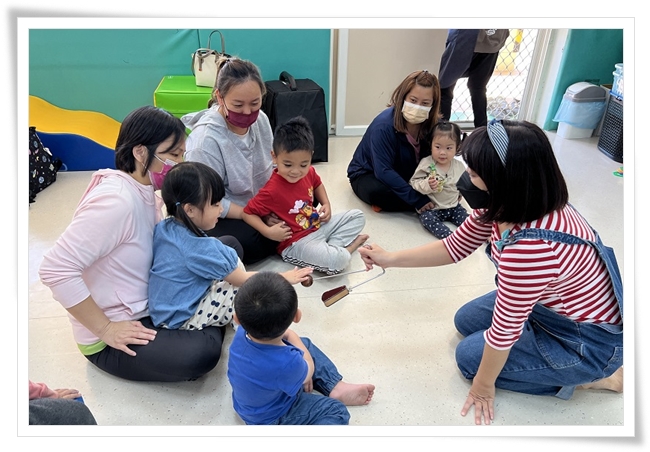 旗山早療中心邀請家長和幼童一起玩音樂