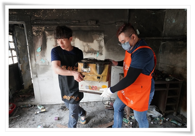 羅賴把志工為弱勢家庭重建家園