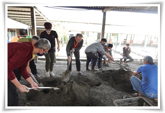 宜教養院住民們今（22）日到廣興農場體驗控窯，為午餐加菜JPG