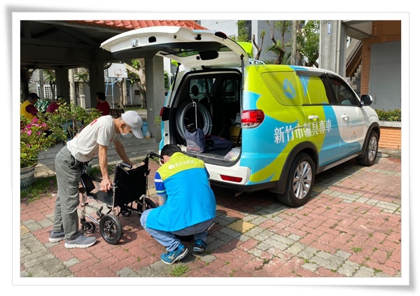 輔具專車服務為長輩們檢測並維修輪椅，幫助維持他們的行動能力。