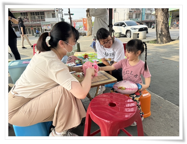 在美濃篩檢活動，邀請義大醫院職能治療師協助幼童複篩