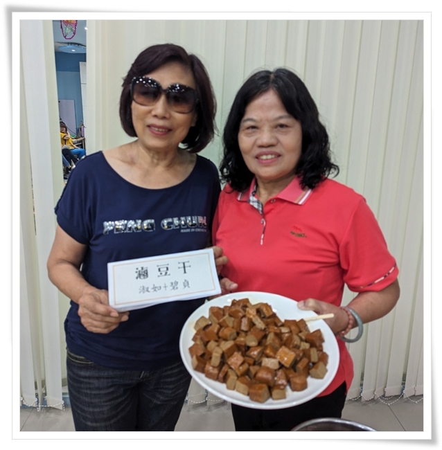 志工們準備豆干滷味美食，要讓大家享用