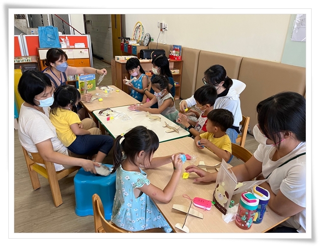 幼童專注地手作輕黏土飛機