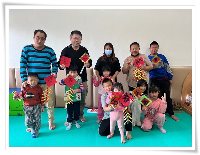 過年時據點舉辦寫春聯活動，親子互動溫馨