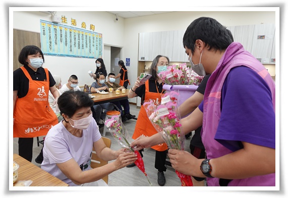 伊甸三峽國光日照中心的阿翔，為據點長輩們獻上康乃馨，提前祝他們母親節快樂