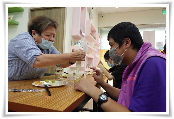今(3)日烘焙課，75歲的碧珠阿姨協助阿翔完成母親節蛋糕