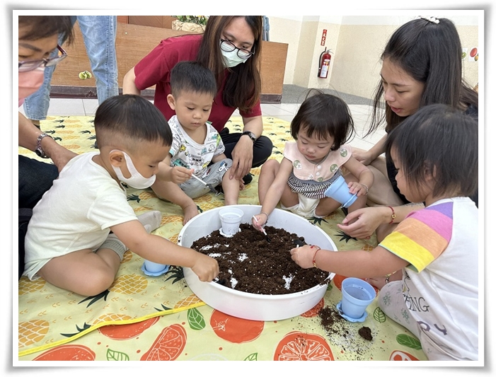 伊甸林園據點舉辦親子活動，利用感官盆進行教學