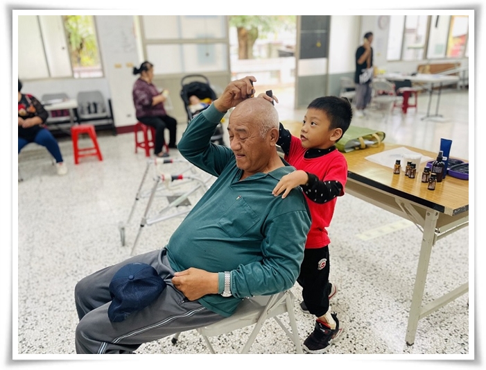 慢飛天使小比為社區長輩按摩