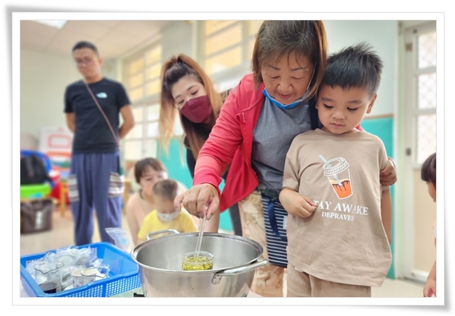 媽媽和孩子一起攪拌製作香膏