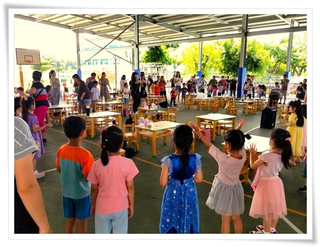 幼兒園的孩子們一起唱跳、為辛苦的媽咪按讚