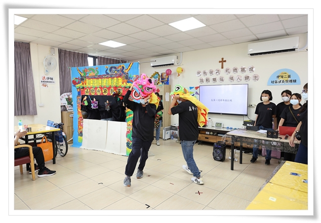 伊甸嘉義嘉樂小作所學員帶來精彩的布袋戲演出及舞龍舞獅