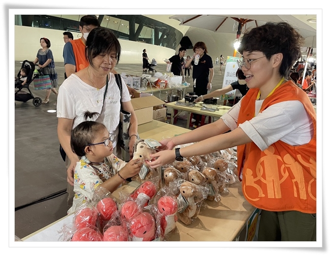 慢飛天使小妤和志工一起練習當小小店長