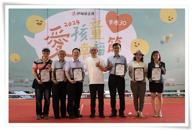 伊甸副執行長林文賓頒贈感謝狀給高雄愛心企業