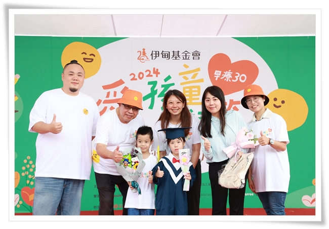 公益大使大淵驚喜現身為畢業生獻花祝福