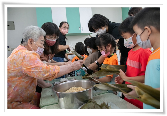中華非營利幼兒園與X台中耆福社區式長照機構X台中頤福社區式長照機構老幼共學端午活動